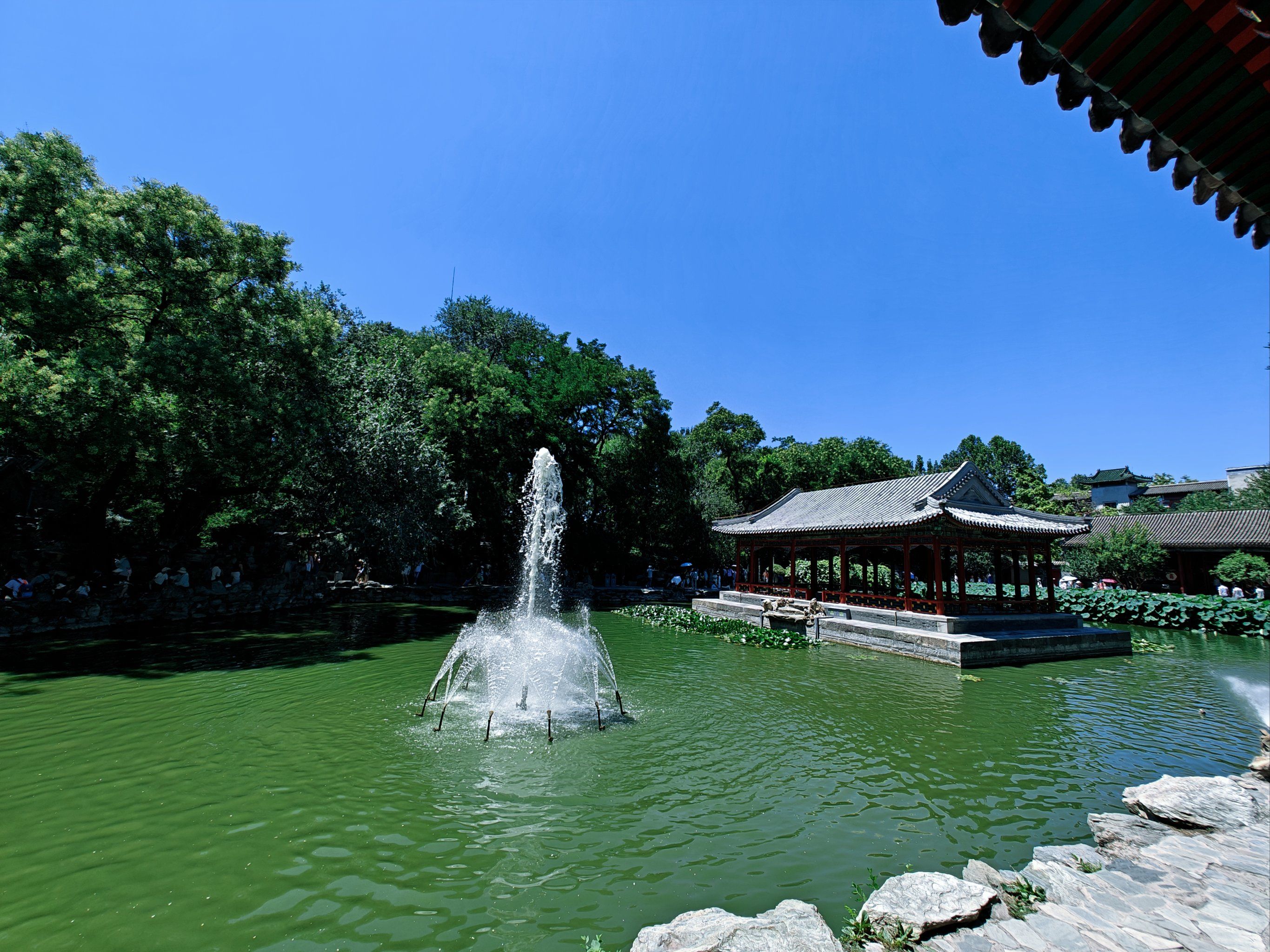 恭王府里面的池子真漂亮,太舒服了,这才是生活啊