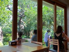 -Chom Cafe and Restaurant