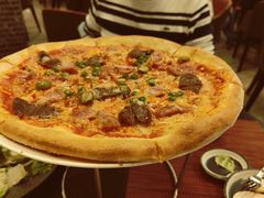 意大利腊肠比萨配腌番茄和干酪-WOLFGANG PUCK KITCHEN & BAR(迪士尼小镇店)