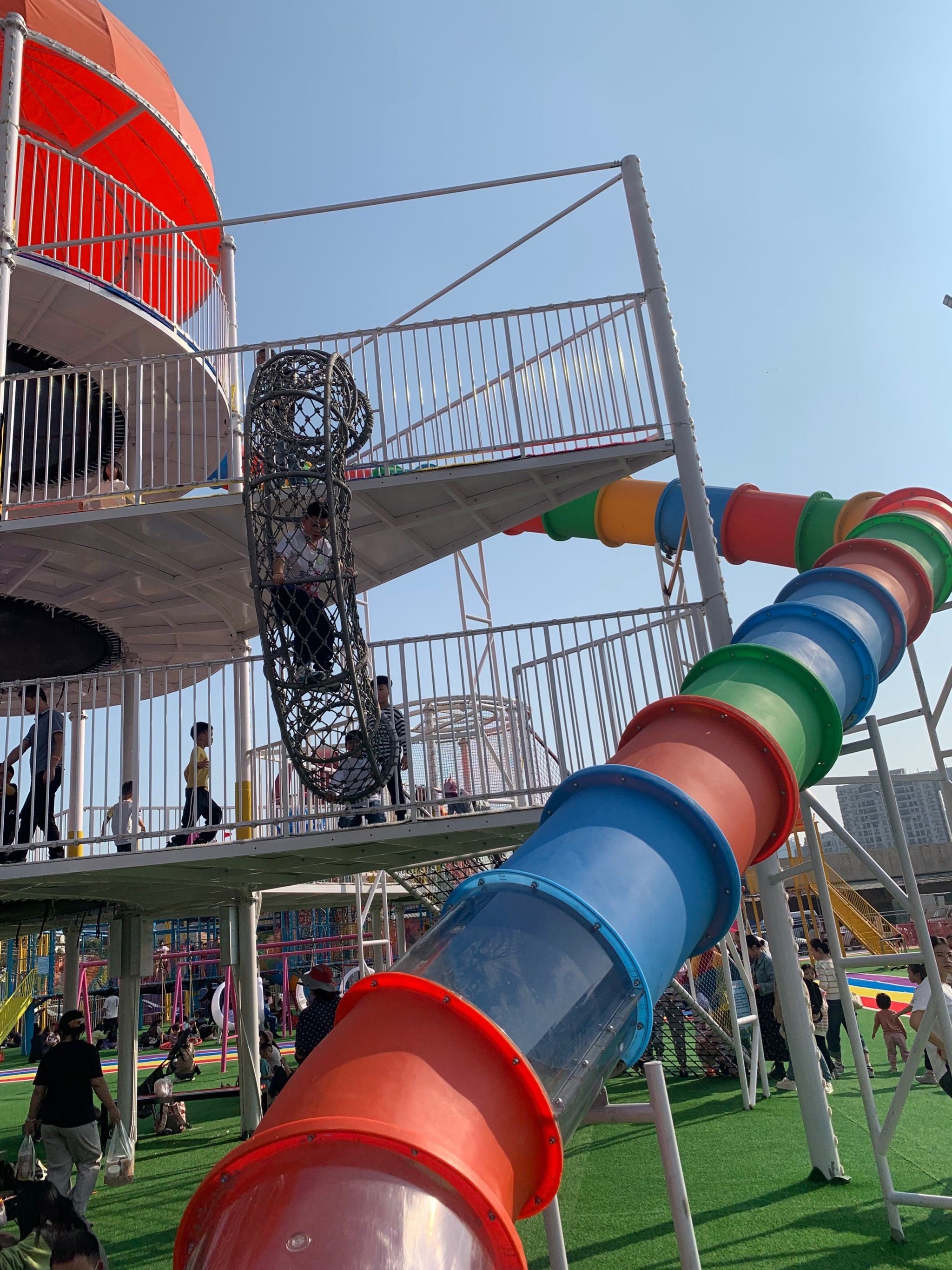 滑梯只能拼命爬三层才能滑下来,小孩爬到二楼时害怕,找不到 口
下来