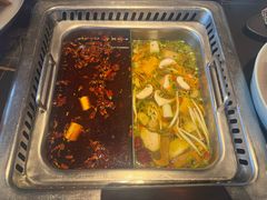 麻辣锅和菌汤锅双拼-大隐·成都火锅Bistro(合生麒麟新天地店)
