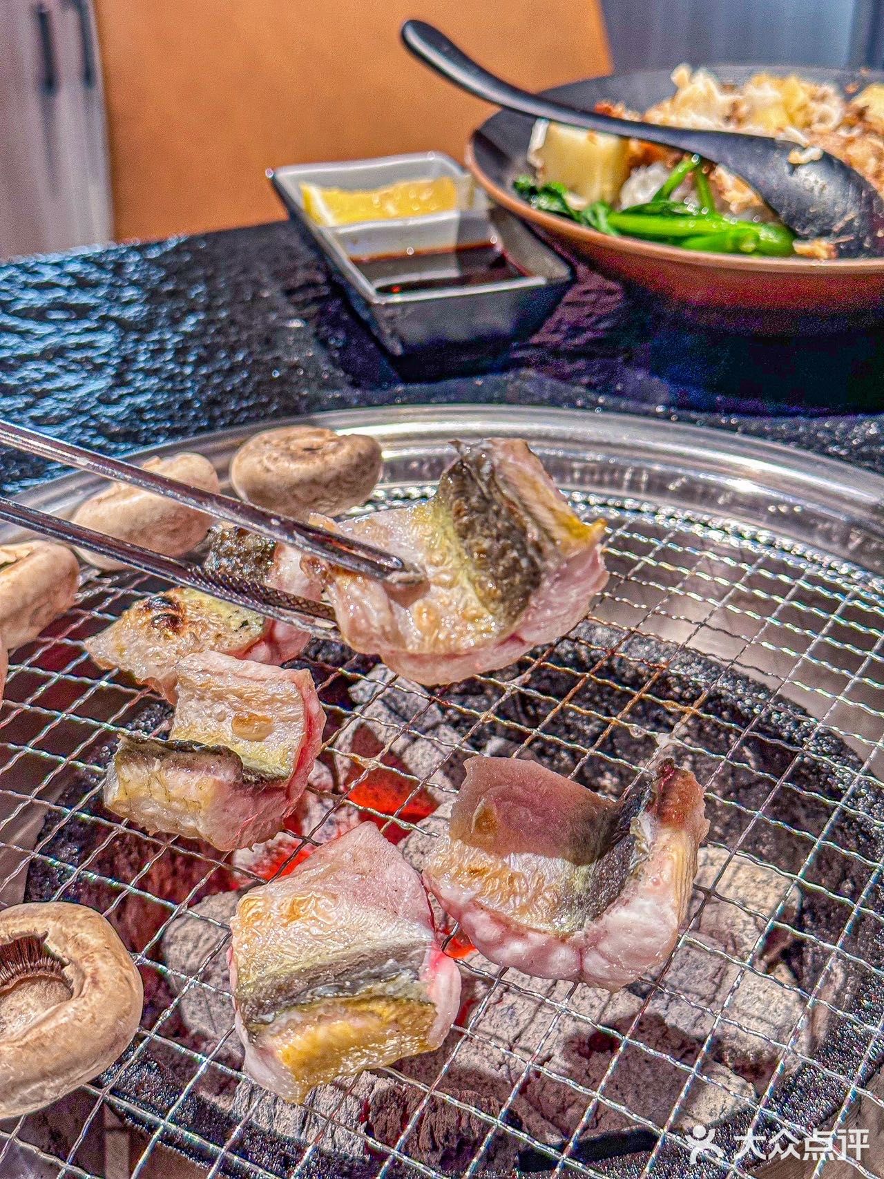 新鲜现切的嫩牛肉现烤真的巨巨巨香❗