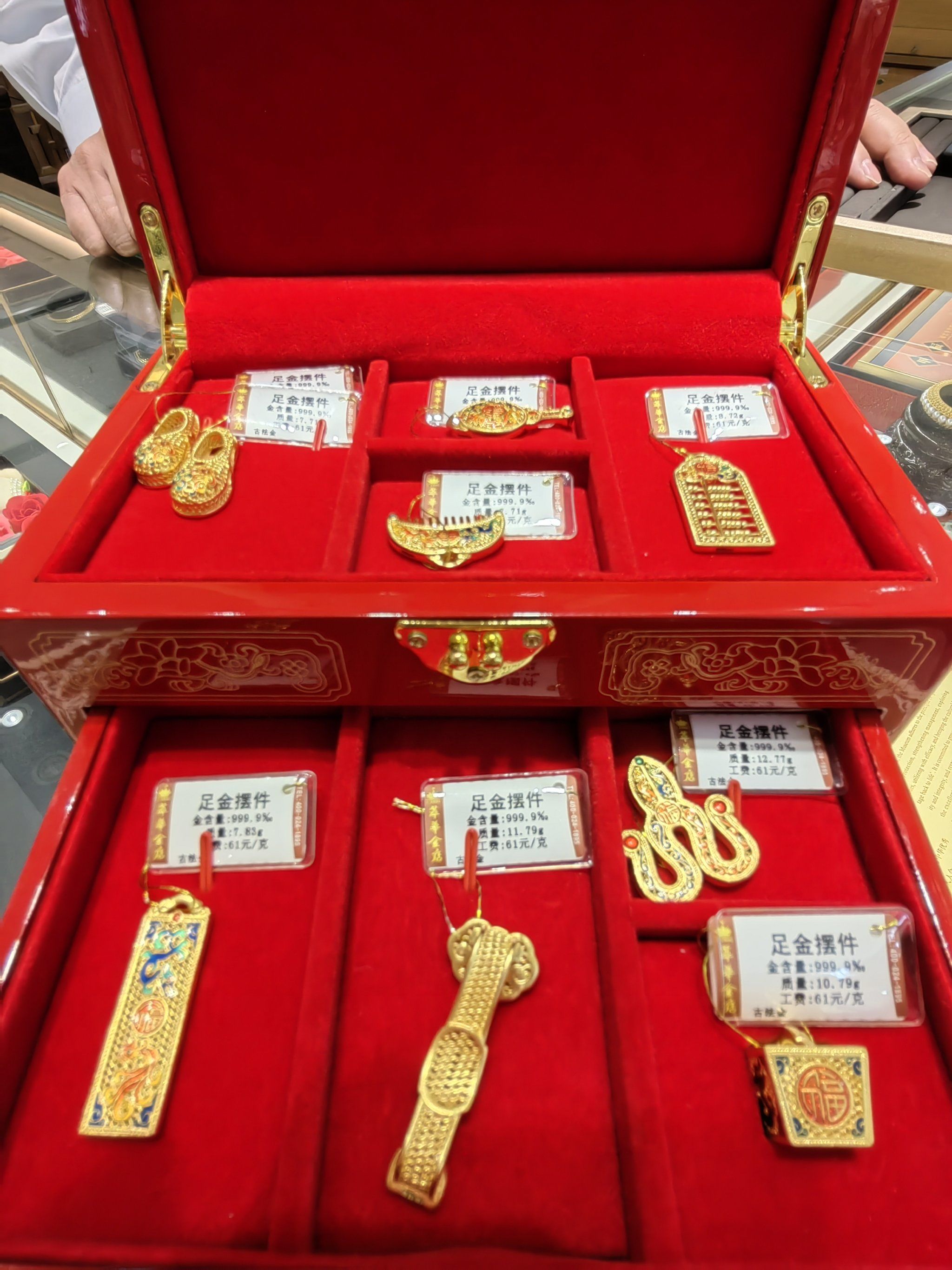 黄金n件套
娘家人给的底气
来陪妹妹看嫁妆啦
妹妹看上了这个