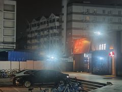 出门就是墙-肯德基(花园店)