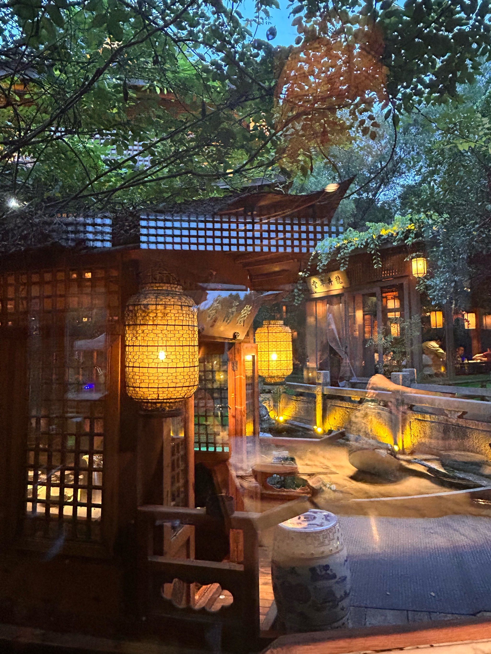 古色古香的庭院夜色