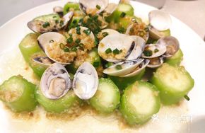 Steamed Clams with Garlic and Loofah