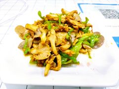 平菇炒肉-月落乌啼餐馆