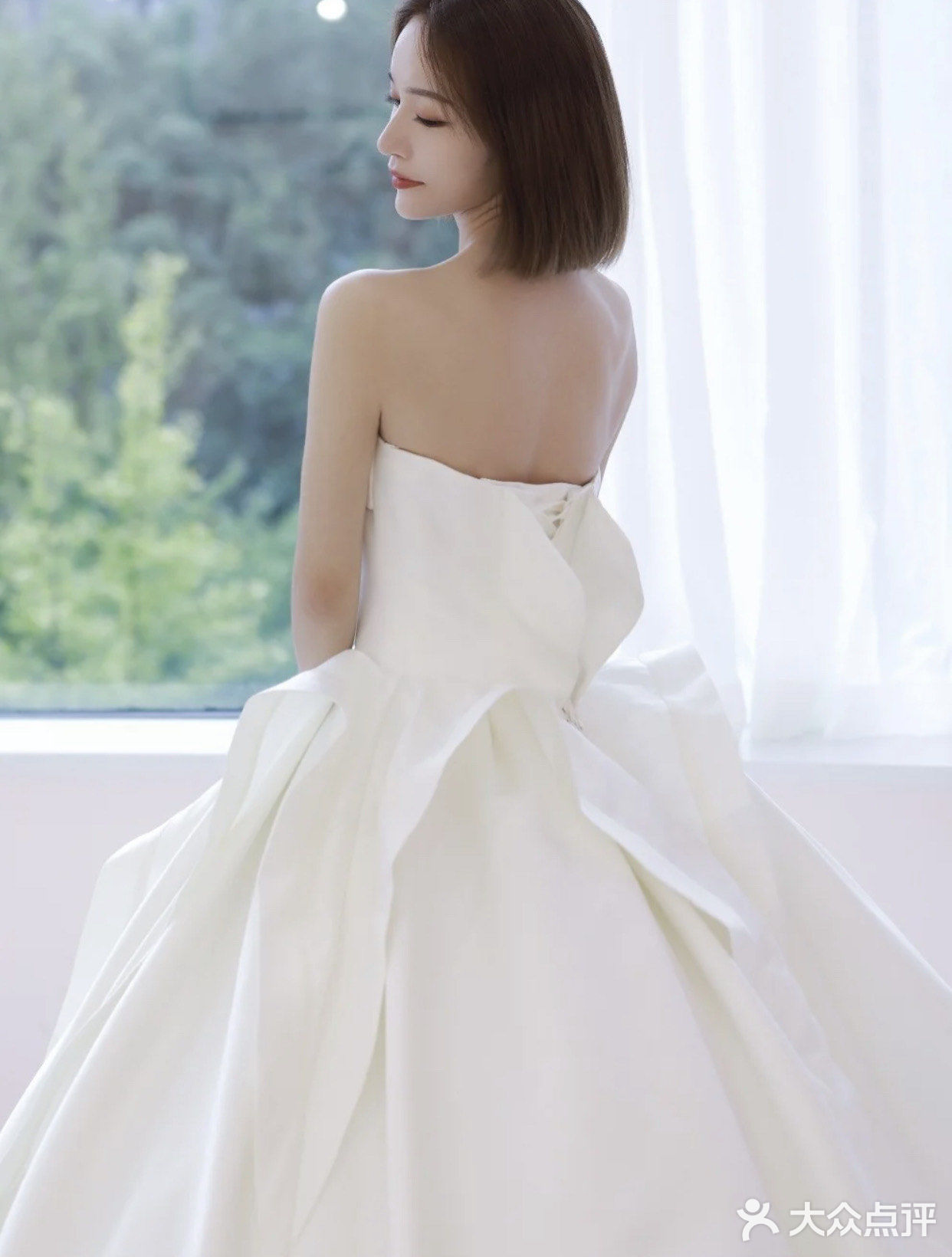 一眼就心动的缎面婚纱