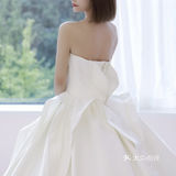 一眼就心动的缎面婚纱