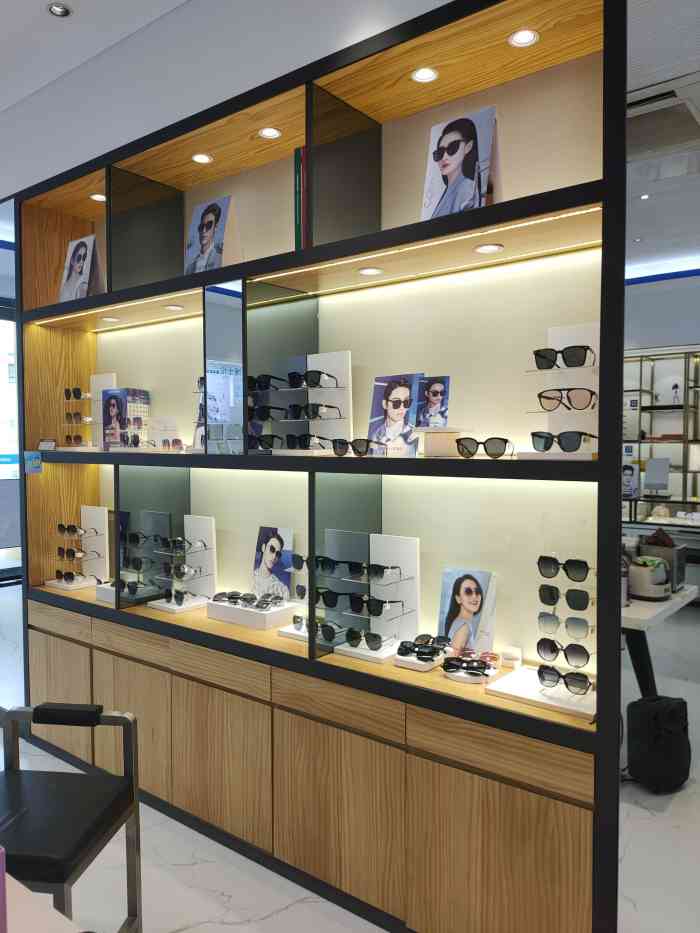 利明眼镜(富田丽景店)-"服务态度很好,很认真,隐形戴着也挺舒服.