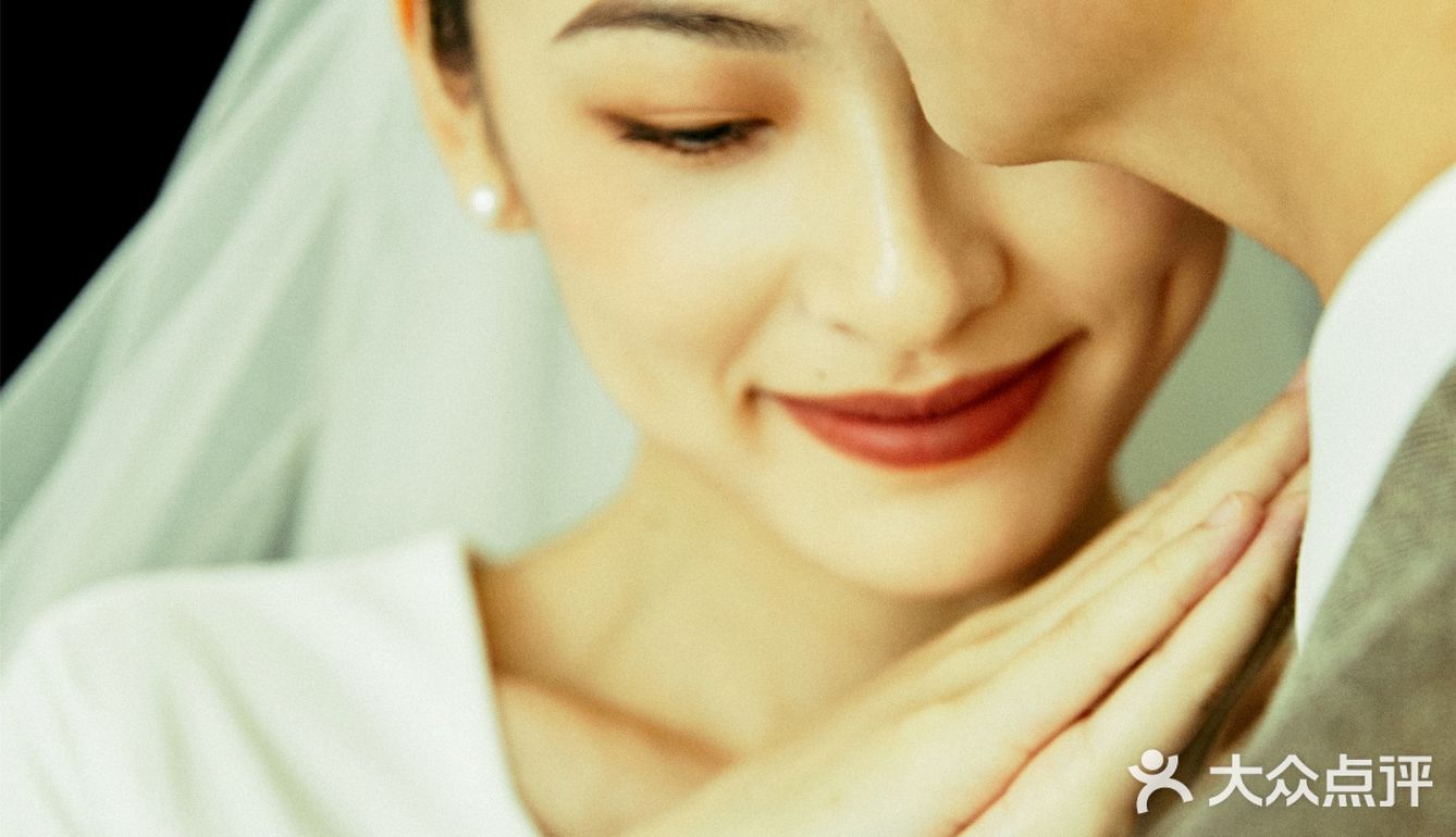 胶片中，爱情里都是爱笑的眼睛丨室内婚纱照