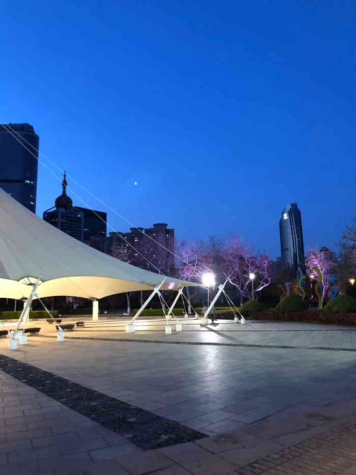 青岛市音乐广场-"青岛音乐广场位于澳门路周边,紧邻五四广场.