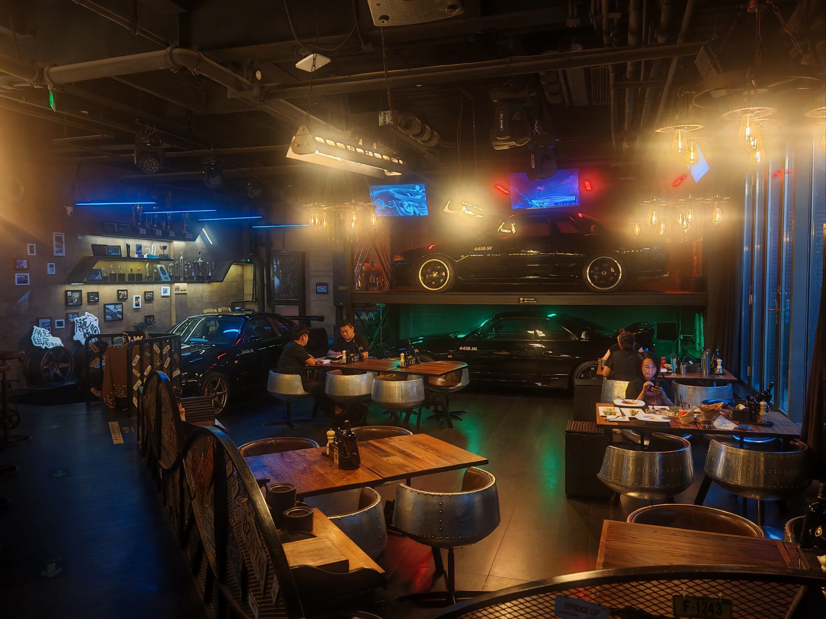 西餐酒吧真的是一家超赞的西餐店[强]夜晚的优雅西餐佳肴与酒吧的悠闲