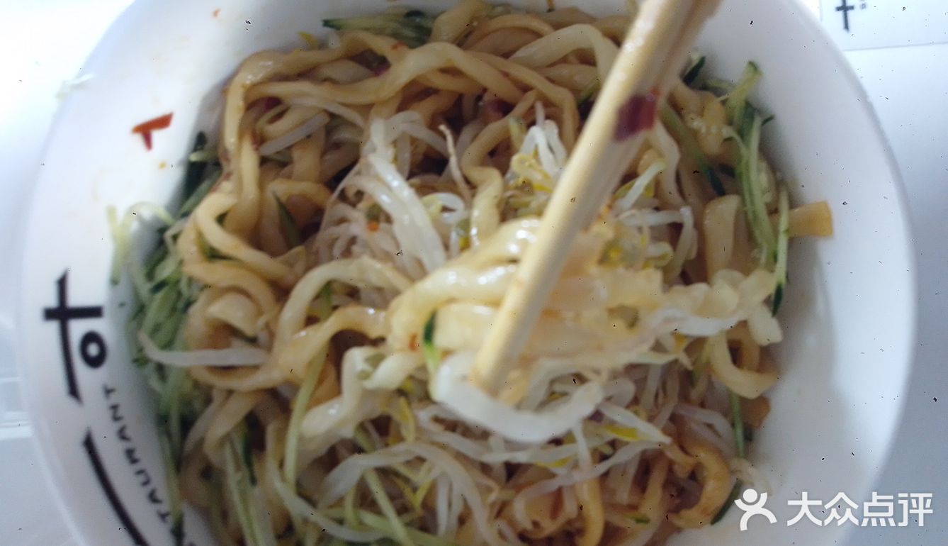 店里的客人不少,老板很热情。虽然只是家面馆