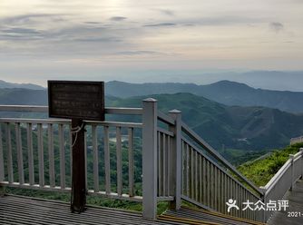 总的来说风景还不错！我当初是23:50多开车到的山上
