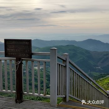 总的来说风景还不错!我当初是23:50多开车到的山上