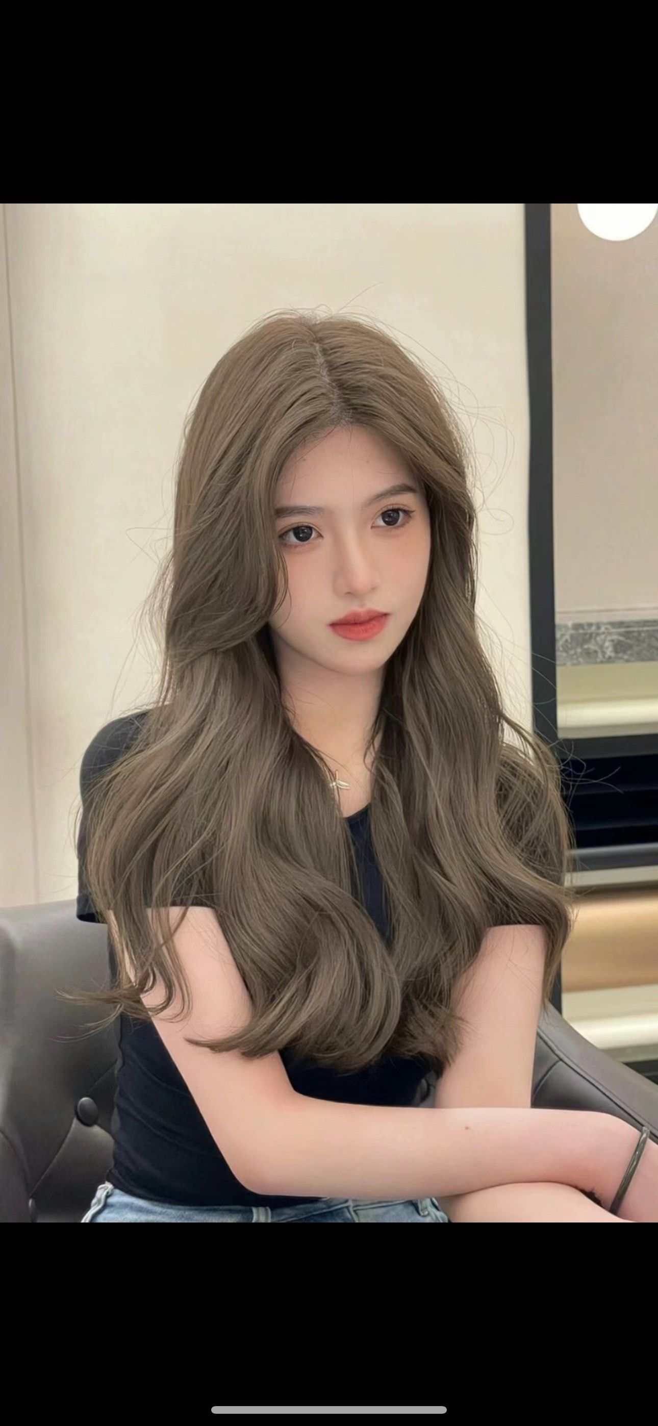 这种发色非常适合亚洲人的肤色,可以让皮肤看起来更加白皙