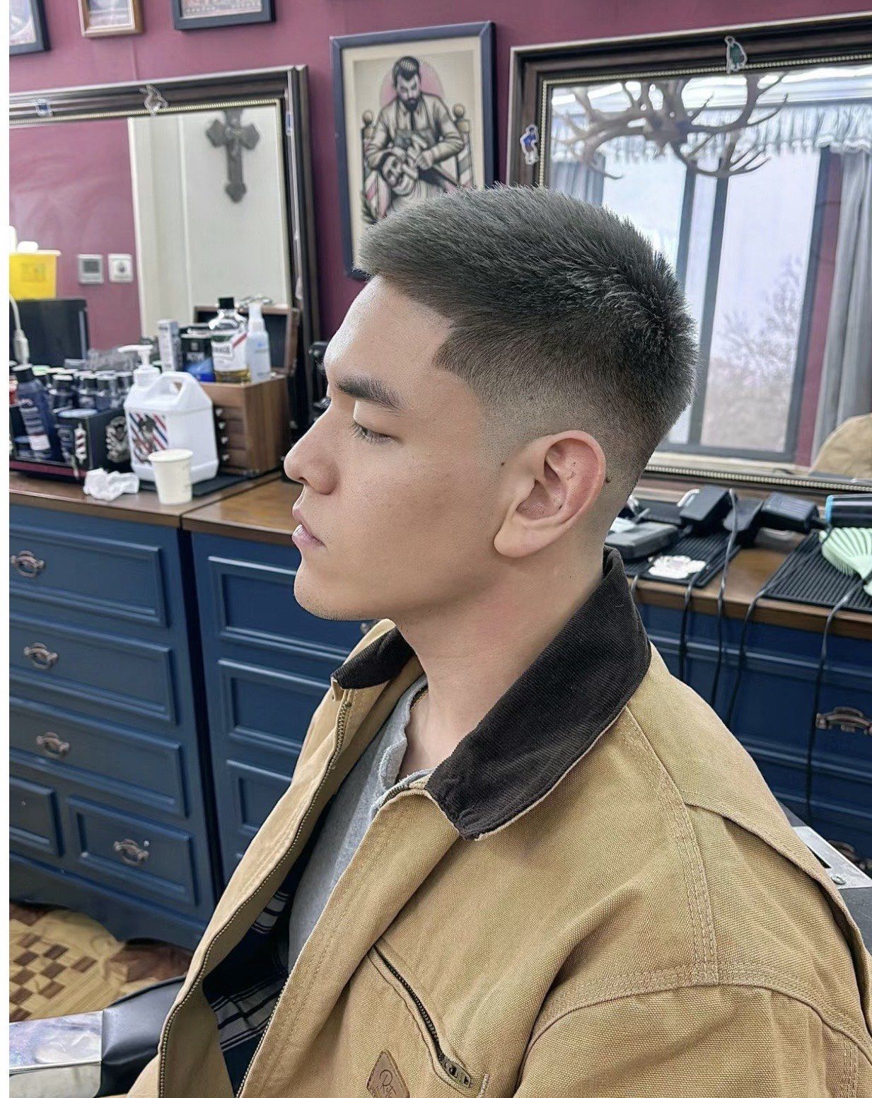 圆寸是一种男士发型,通常是将头发剪得很短