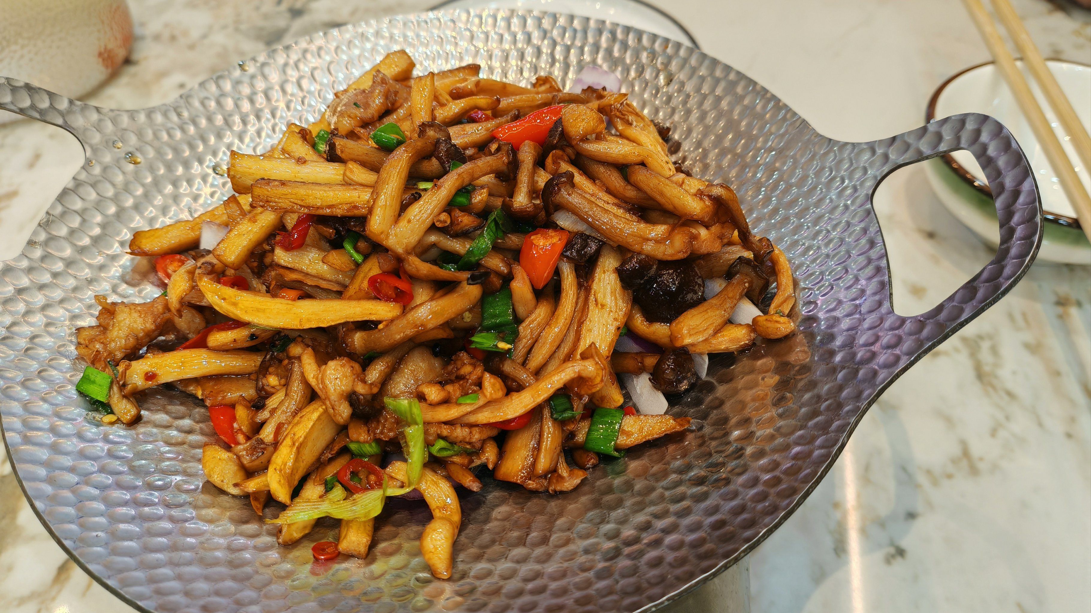 干锅三菌也很好吃,外婆菜鸡蛋也不错,都是很下饭的菜!