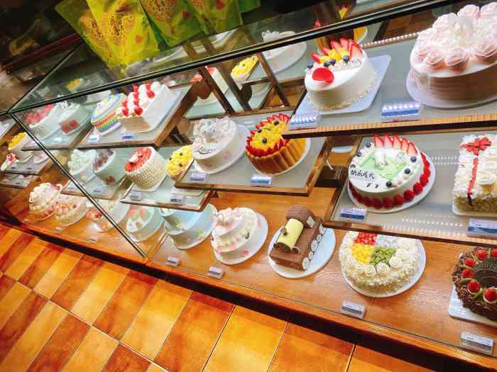 心岸(新汇嘉店)-"过生日订了个八寸的粉嫩嫩蛋糕,一把年纪了.