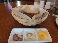 餐前面包-普兰达德国餐厅·德式脆皮烤猪肘·自酿啤酒(观唐店)