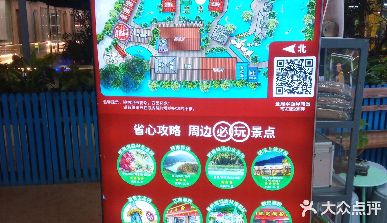 小朋友在游戏区玩得超开心，不用担心他乱跑