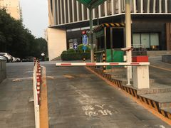 -枫蓝国际购物中心-地面停车场