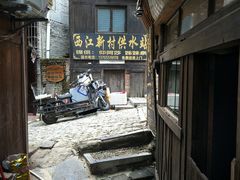 从这个西江新村供水站的标志对面进去。-和福餐馆(西江古街店)