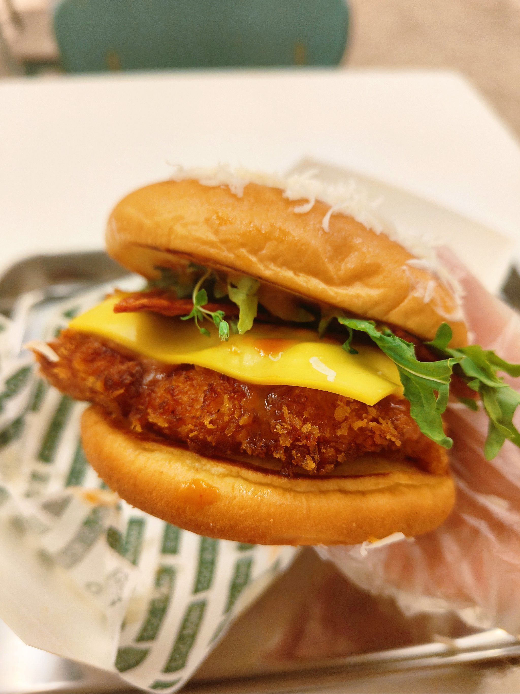 芝焰火山脆猪鸡肉堡