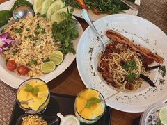 -Chom Cafe and Restaurant