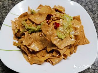 食材：豆腐皮一张、黄叶白菜一棵、小米辣一个、蒜瓣两个