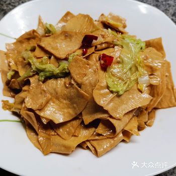 食材：豆腐皮一张、黄叶白菜一棵、小米辣一个、蒜瓣两个