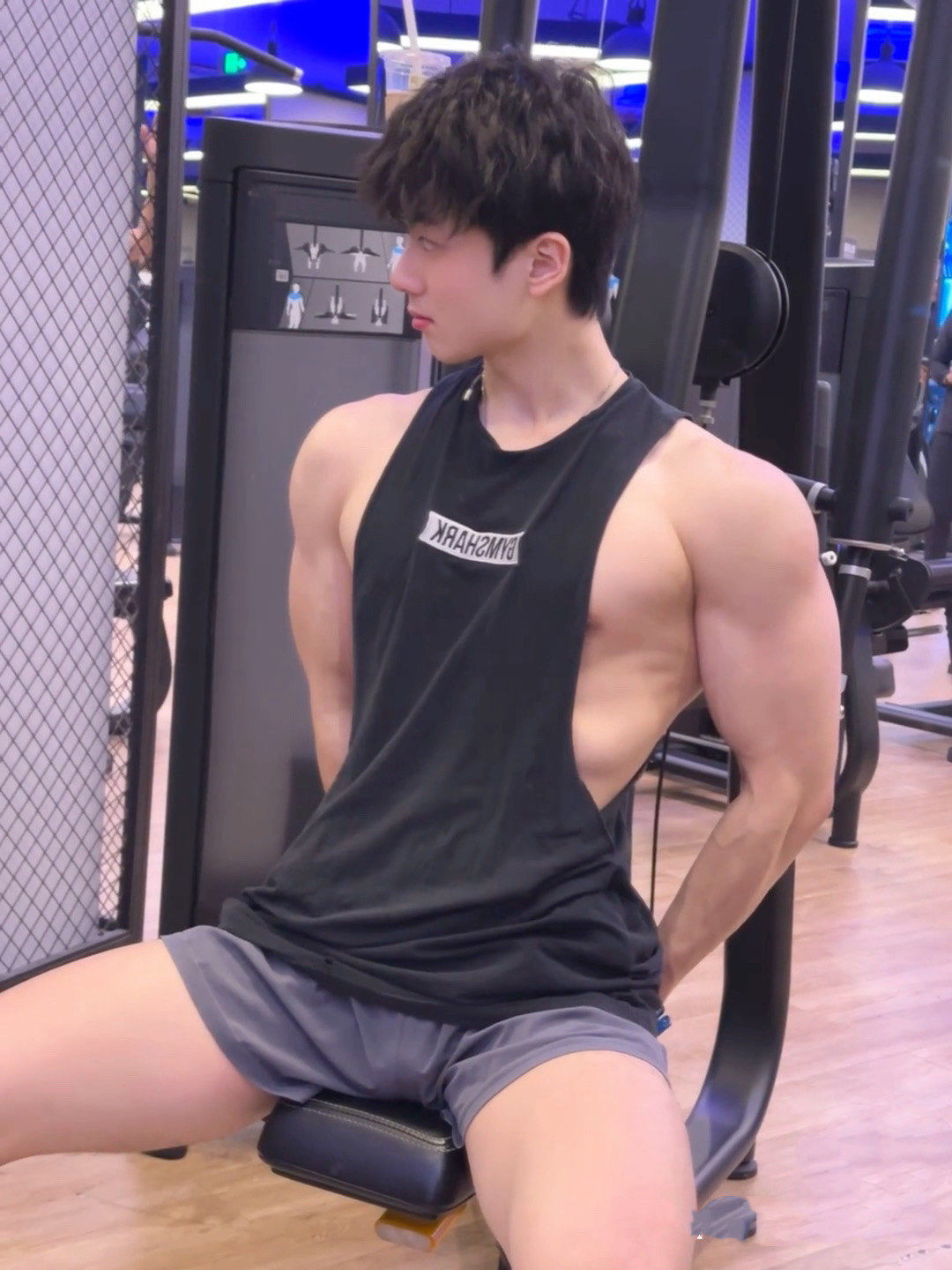 小肌肉男孩秀肌肉