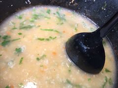 在说这海鲜粥，所有该蒸的都蒸好后，粥也熟烂了，味道那叫一个绝，我是超喜欢喝的-船梆煮•蒸汽海鲜·炉火烤肉(五四广场店)