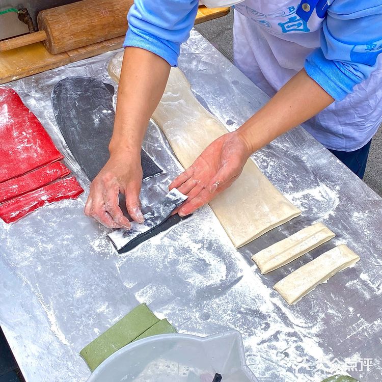 油条新风尚，一口彩色，满口幸福！