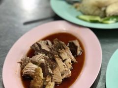 香料焖猪肉-红大哥水门鸡饭(總店)