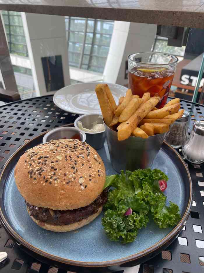 bluefrog蓝蛙(恒隆广场店)-"周一汉堡买一赠一 五点半到的 本来想人多