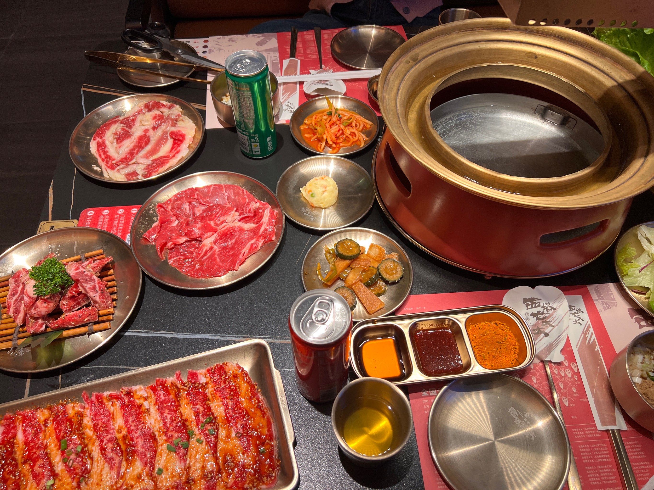 该店的烤肉菜品如雪花肋排,老太太特色肥瘦,秘制牛五花等