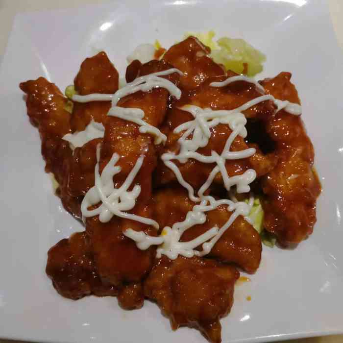 菜量非常大,点了一份「味拼盘」烧鸭拼叉烧,搭配了酸梅