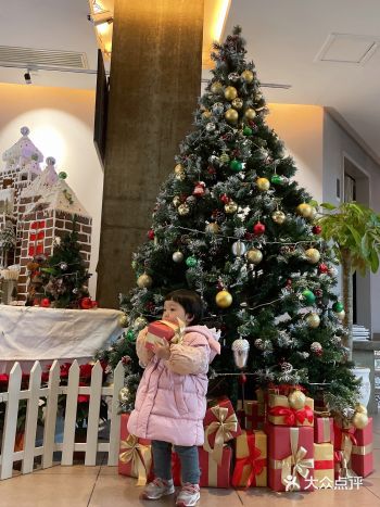 这条街主打婚庆类，所以甜品店开在这边很不错