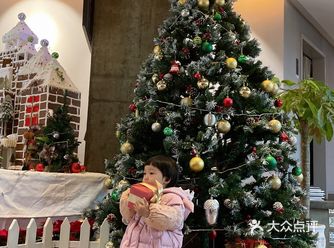 这条街主打婚庆类，所以甜品店开在这边很不错