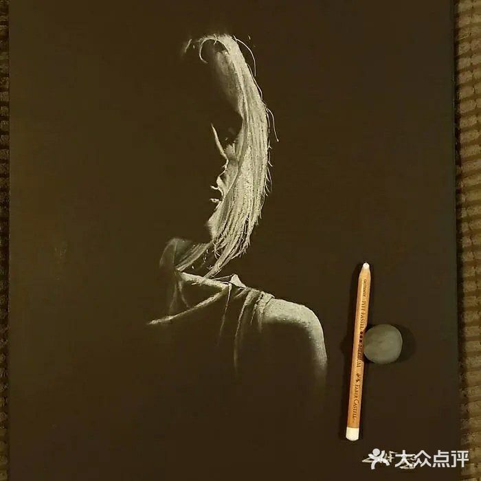犹抱琵琶半遮面，这样的素描画太酷了，仿佛会发光 。[加油]