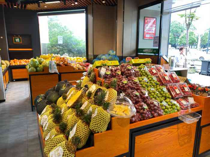 新开的水果店 环境也是越来越好了 进店里就能闻到一股浓浓的水果香气