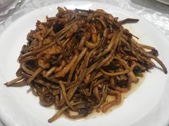 鲜茶树菇炒肉丝-马凯餐厅(地安门店)