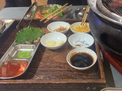 -围炉肉舍•炭烤活鳗•丹东海鲜烤肉(步行街店)