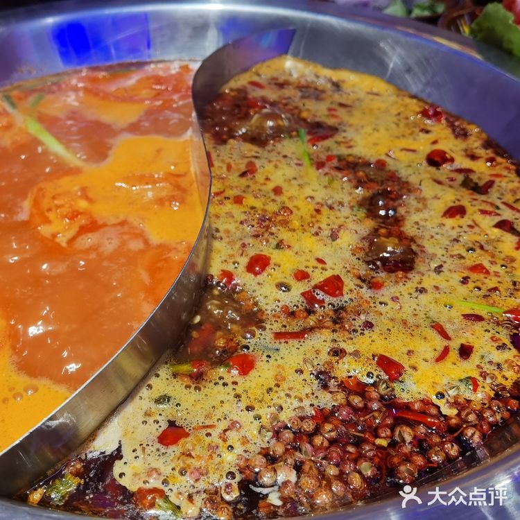 霓虹闪烁的正宗重庆火锅店