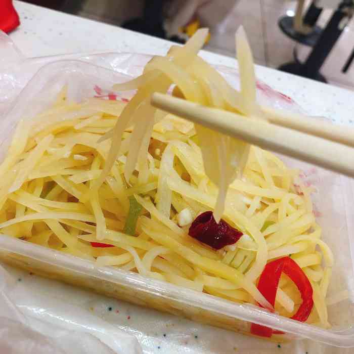最喜欢酸辣土豆丝,就是希望再辣一点哈哈哈哈.麻婆豆腐做的够麻,也很