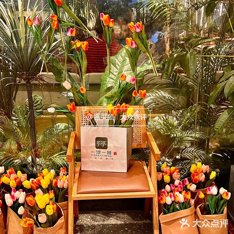 一起去满满的春日氛围感餐厅感受下郁金香🌷
