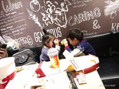 用餐区-肯德基(富阳九龙DT店)