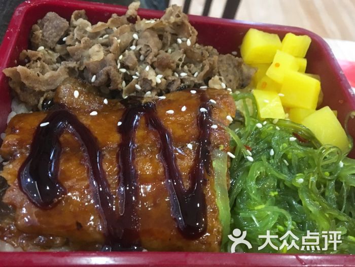 鳗鱼肥牛双拼饭